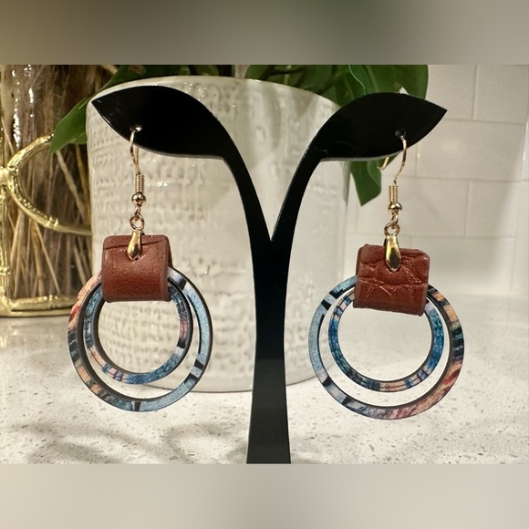 Boho Vintage Style Hollow Earrings - Picture 3 of 4